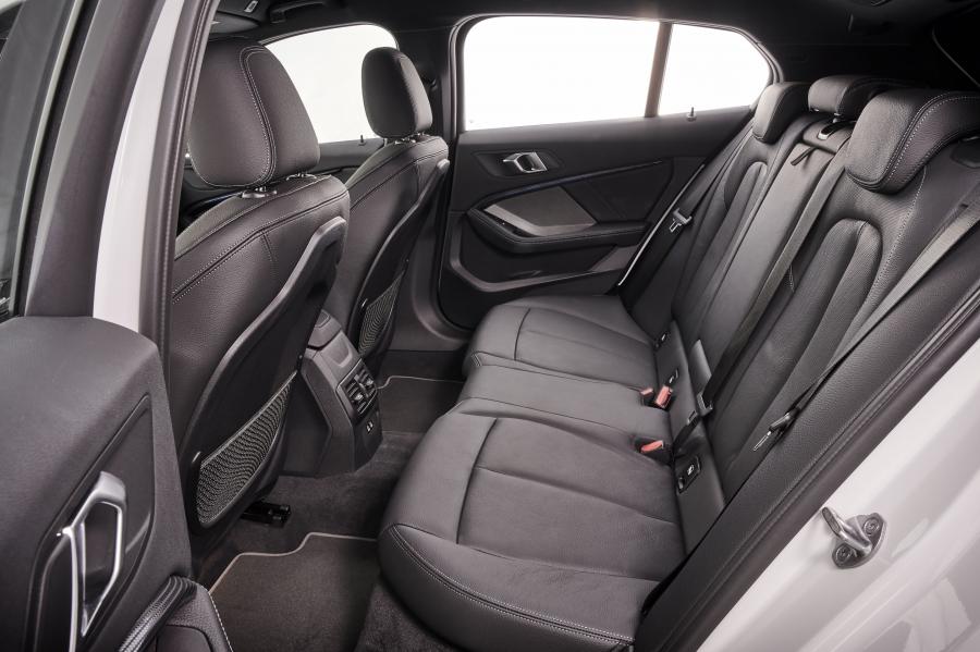 Интерьер BMW 118d Sportline (F40) 2019 года  (WW) (фото 54 из 89)